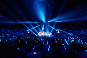 ▲告五人在上海梅賽德斯奔馳文化中心舉行「第一次世界巡迴演唱會《宇宙的有趣》」。（圖／相信音樂提供）