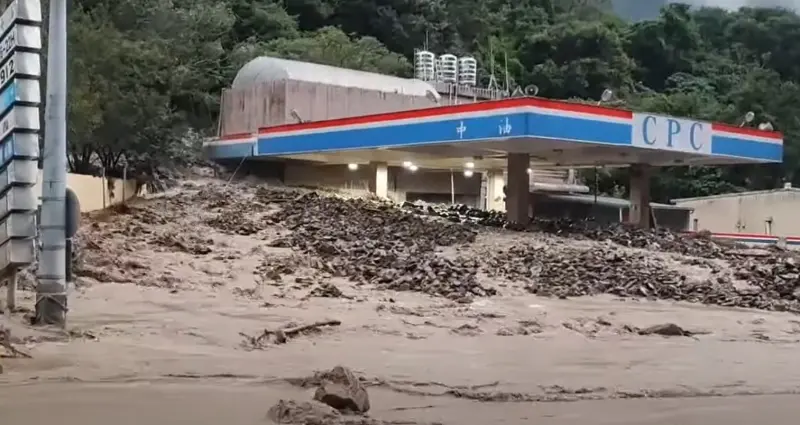 ▲卡努颱風侵台，造成南豐村附近山坡發生土石流，而位於南豐村中正路的加油站，也慘遭土石流淹沒。（圖／翻攝記者爆料網）