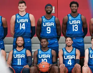 ▲美國隊2023 FIBA國際籃總世界盃出賽球員拍攝定裝照，明尼蘇達灰狼明星後衛Anthony Edwards坐在中心位置。（圖／取自USA Basketball推特）