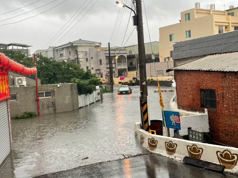 ▲中市大甲區及外埔區部分路段，因豪雨宣洩不及傳出淹水災情(圖／蔡其昌服務處提供2023.8.5)