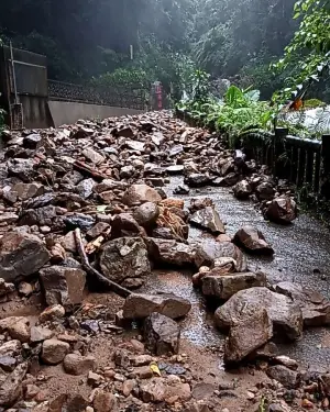 ▲一夜豪雨後，埔里道路被土石淹沒。（圖／翻攝廖志城臉書，2023.08.05）