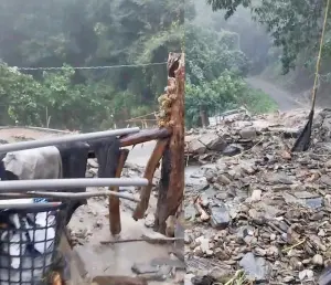 ▲暴雨受災嚴重！南投仁愛鄉房屋坍方、道路中斷　急需物資救援。（圖／翻攝立委伍麗華臉書） 