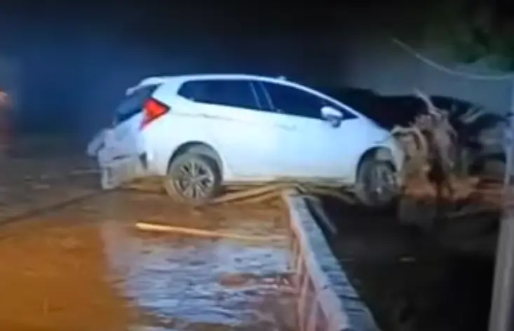 ▲南投春陽部落山洪暴發，有2、3人的轎車遭洪水沖走。（圖／翻攝畫面）