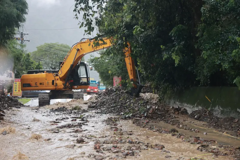 ▲南投縣仁愛鄉多處道路中斷，地方全力搶修中。（圖／南投縣政府提供，2023.08.05）