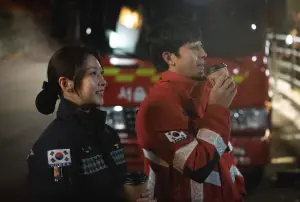 ▲孫浩俊及孔升妍在《災後調查日誌》中分別飾演消防局隊員兼任火災調查官及消防署急救隊員。（圖／Disney+）
