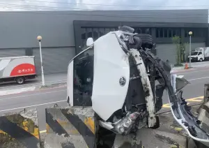 新北汐止汽車自撞翻車！駕駛失去蹤影　原來又是酒駕釀禍
