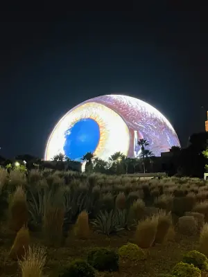 美賭城「巨型眼球」LED燈嚇壞民眾　網友直呼怪異
