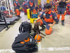 ▲豪雨狂轟南投山區，多處紛紛傳出災情，新北市消防局啟動快搜部隊，今天（6日）清晨南下救災。（圖／翻攝畫面） 