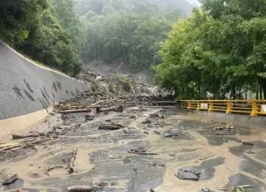 ▲仁愛鄉奧萬大森遊樂區，有43名遊客因道路中斷而受困，今（6日）清晨，黑鷹直升機直飛將遊客多批救出，可以看到山區道路因地基淘空，對外聯絡道路被土石流阻斷。（圖／翻攝畫面） 