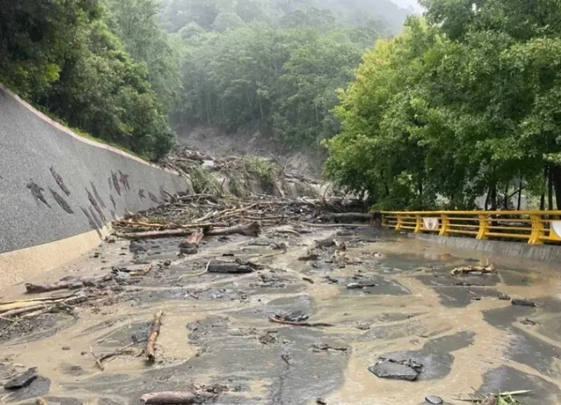 ▲卡努颱風遠離台灣後，中南部大雨不斷，南投縣仁愛鄉更是出現單日累積雨量破700毫米的紀錄。（圖／翻攝畫面） 