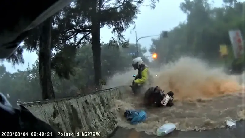 ▲武嶺驚傳騎士在颱風天騎車上山，連人帶車被山坡上的淹水洪流沖垮。（圖／翻攝TikTok@user4w27awkjii）