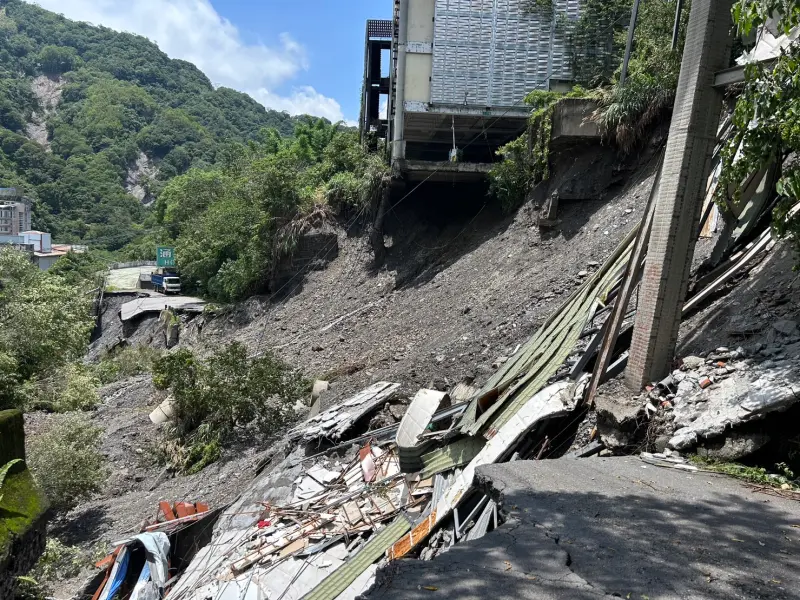 ▲致災性豪雨導致廬山溫泉區部分地區，連外道路被迫中斷。（圖／翻攝畫面）