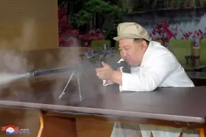 劍指美韓軍演？金正恩巡視北韓兵工廠試射步槍　強調武器現代化
