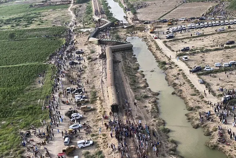 ▲巴基斯坦南部發生火車出軌意外，巴基斯坦地方Geo電視台則引述地區官員報導，至少30人死亡、逾80人受傷。（圖／美聯社／達志影像）