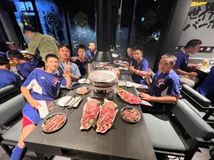 ▲棒協理事長辜仲諒請U12中華隊小球員吃燒肉。（圖／棒協提供）