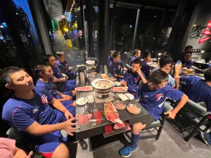 ▲棒協理事長辜仲諒請U12中華隊小球員吃燒肉。（圖／棒協提供）
