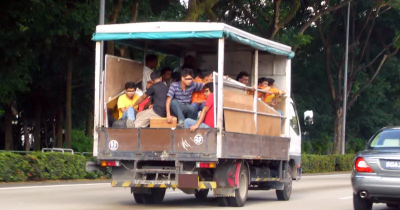 ▲新加坡移工被以貨車「運送」，讓人權團體相當憤怒。（圖／新加坡人權組織《客工益重（TWC2）》）