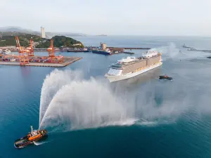 基隆港又見超大型郵輪！「海洋光譜號」首航迎來5000名旅客
