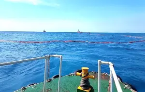 防止油污漂浮擴散！海保署對天使輪沉船水域圍設攔油索
