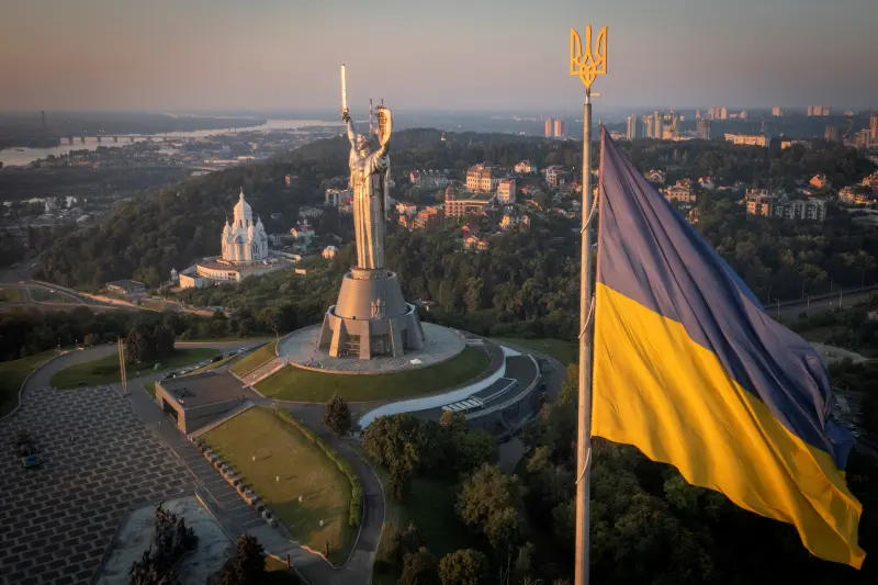 ▲聯合國教科文化組織（UNESCO）將烏克蘭城市基輔（Kyiv）與利維夫（Lviv）的世界遺產列入「瀕危」名單。圖為近日基輔街頭。（圖／美聯社／達志影像）