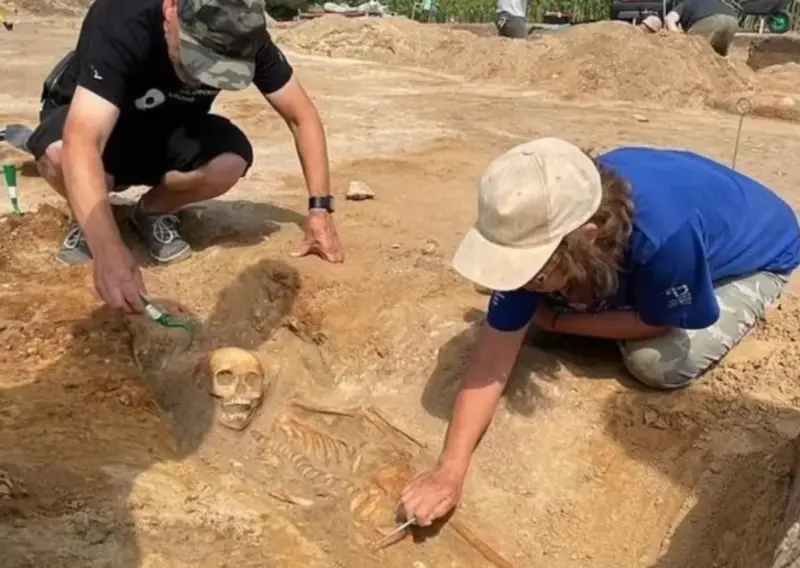 ▲考古學家在波蘭中北部一處17世紀的墓地裡，陸續出土了幾具，在當時疑似被認為與吸血鬼有關的遺骸。（圖／翻攝自紐約郵報）