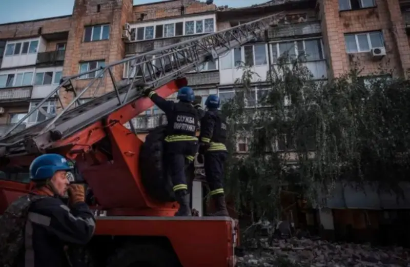 ▲俄羅斯軍隊發射兩枚飛彈攻擊烏克蘭東部城市波克羅夫斯克（Pokrovsk），其中包含公寓大樓遇襲，造成至少5人死亡、31人受傷。（圖／翻攝自半島電視台）