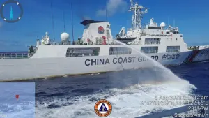 ▲菲律賓指責中國海岸警衛隊在南海攔截並用水炮攻擊一艘菲律賓軍用補給船，批評行為是「非法」且「危險」的。（圖／美聯社／達志影像）