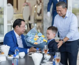柬埔寨前總理「傳位」給長子　泰國前總理塔克辛出席洪森生日宴會
