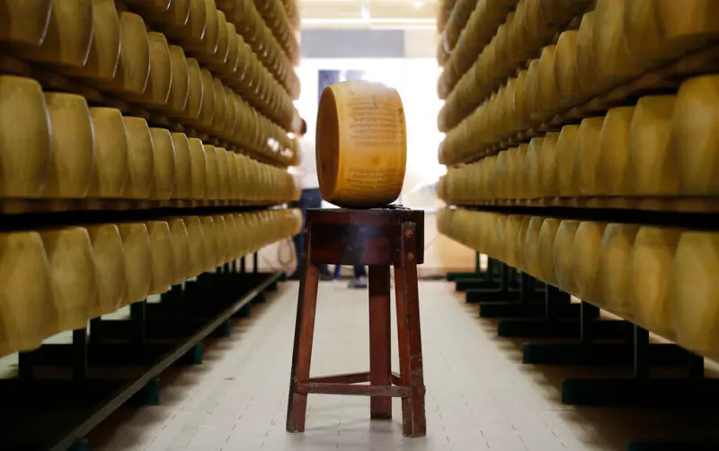 ▲義大利一位74歲的酪農基亞帕里尼（Giacomo Chiapparini），前（6）在自家倉庫檢查乳酪熟成狀況，不料貨架突然斷裂，導致他被成千上萬的帕達諾乾酪（Grana Padano）壓死。示意圖，非當事倉庫。（圖／美聯社／達志影像）