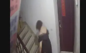 萬華民宅大樓火警！28歲女涉嫌樓梯間縱火　監視器全拍下GG了
