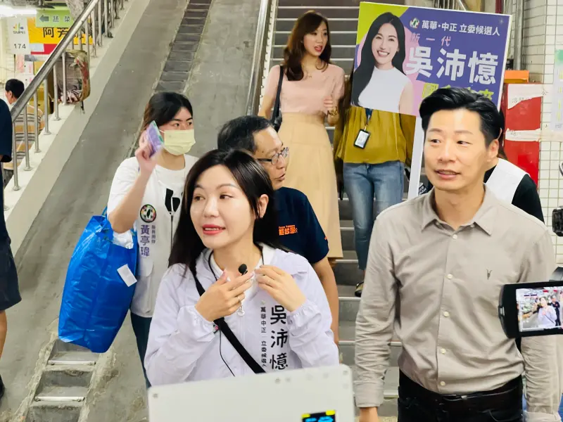 ▲林昶佐今與民進黨主席室主任周威佑陪同民進黨台北市第5選舉區（中正、萬華）立委參選人吳沛憶到西寧市場掃街。（圖／記者邱新博攝，2023.08.09）