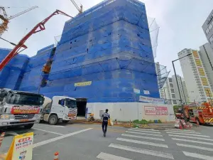 韓國傳工安事故！建築大樓「整層樓崩塌」　2工人遭活埋
