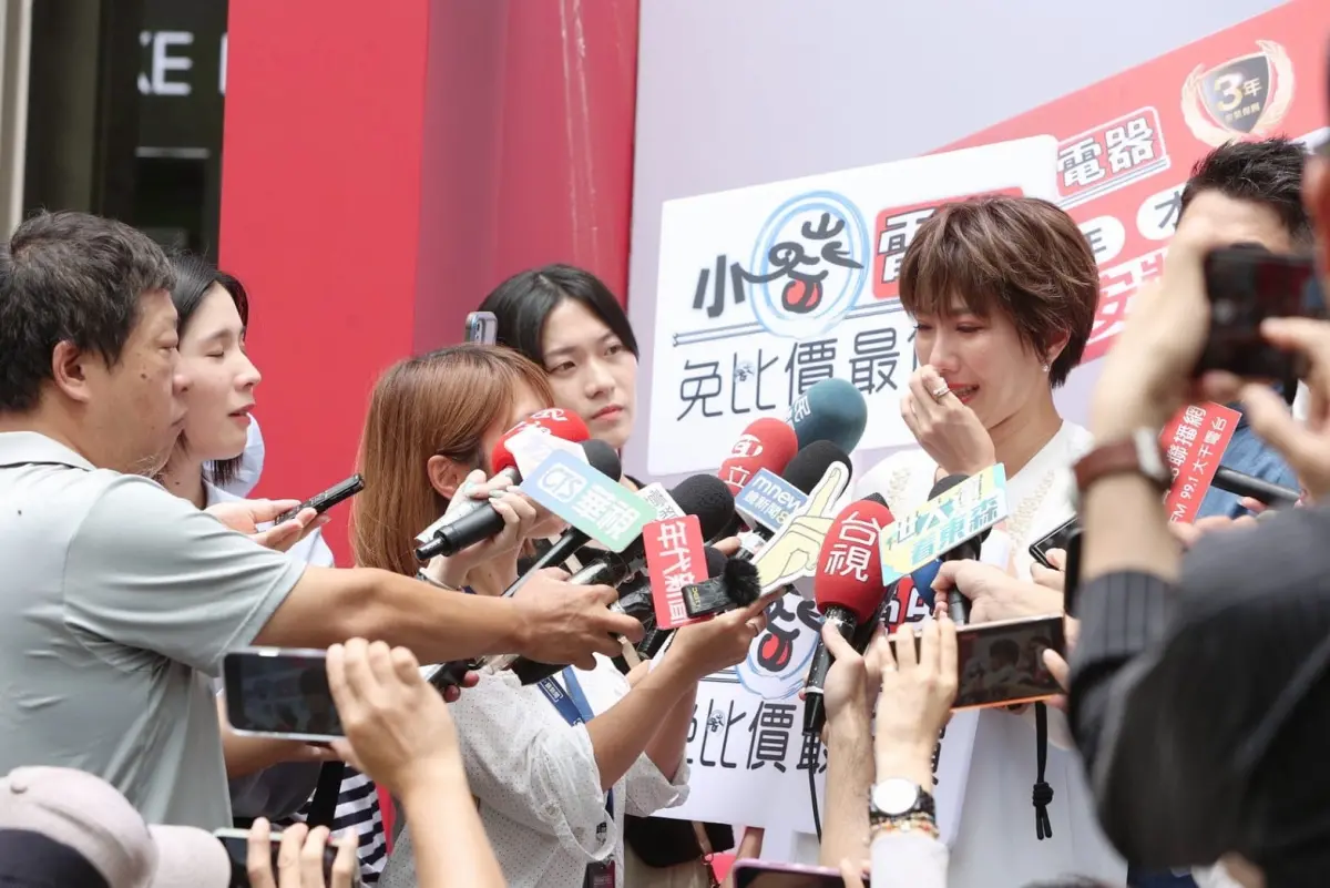 ▲大牙周宜霈（右一）在節目《姊姊妹妹牙起來》憶及遭許孟哲、馬力歐撲倒，勾起性騷擾創傷而痛哭。（圖／小蔡電器提供）