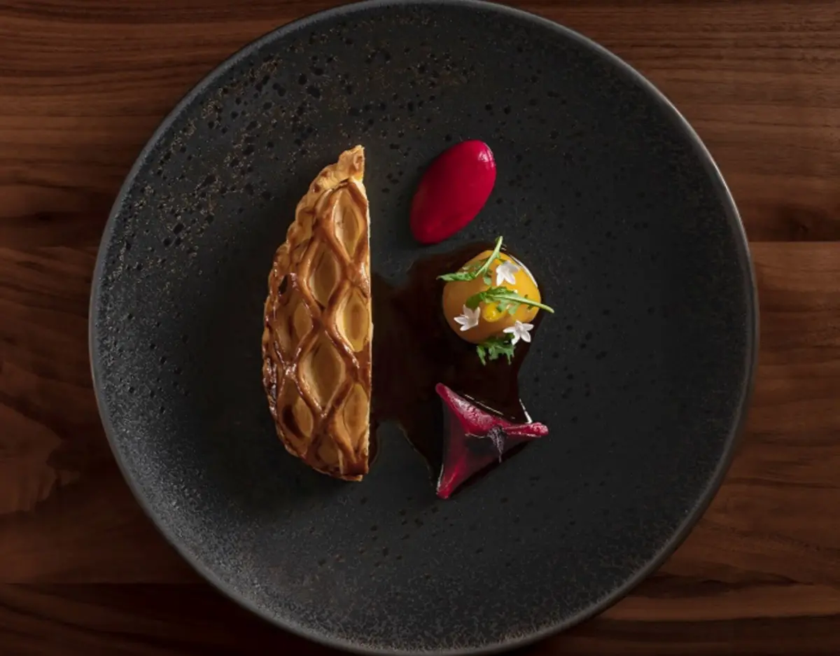 ▲米其林公布2023年8月入選名單，包含有前二星餐廳侯布雄主廚 Florence Dalia 新開設的法餐餐廳 「16 by Flo」。（圖／翻攝米其林官網）