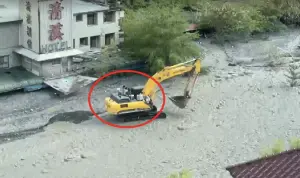 獨家直擊!廬山溫泉區鄉親仍受困 善心民眾自駕「挖土機」助渡溪