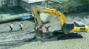 ▲民眾自駕「挖土機」協助受困民眾渡河。(圖/李姓民眾提供) ▲民眾自駕「挖土機」協助受困民眾渡河。(圖/李姓民眾提供)