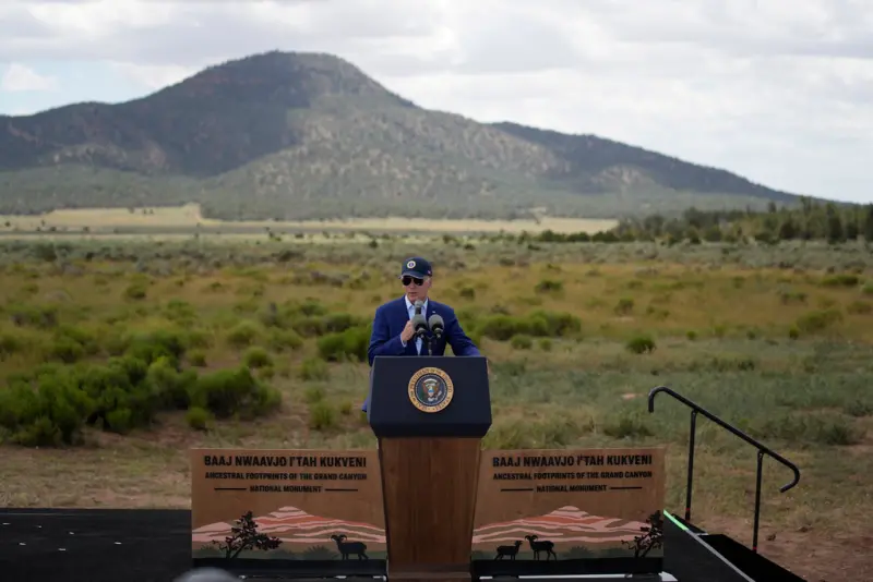 ▲美國總統拜登今天親臨大峽谷（Grand Canyon）並指定周遭大面積原住民聖地為保護區，藉此達成兩大目的：疾呼對抗氣候變遷，並凸顯自己有別於共和黨右翼人士。（圖／美聯社／達志影像）