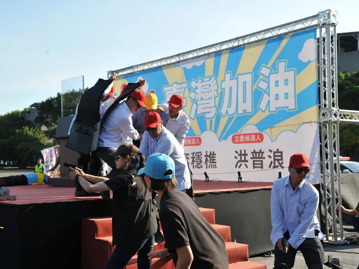 ▲國安局特勤中心「安維八號」聯合實兵演練，演練遇況掩護緊急脫。(圖／國安局提供)