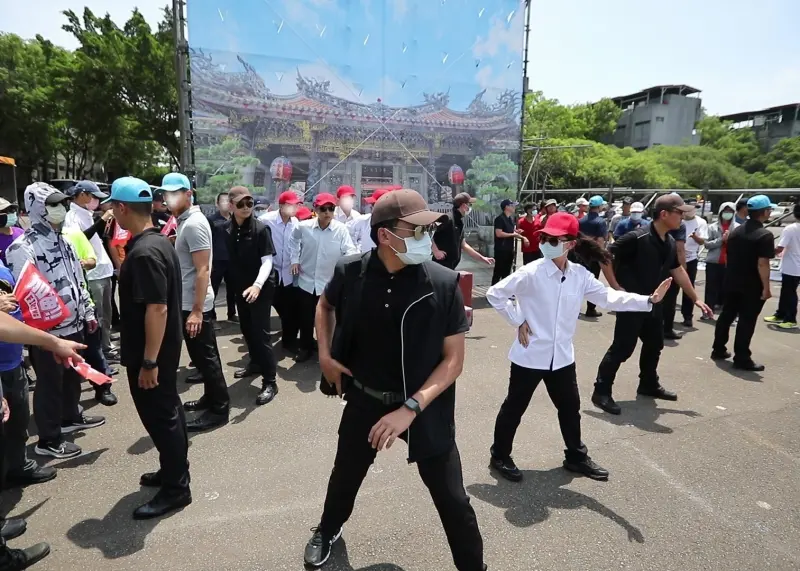 ▲國安局特勤中心「安維八號」聯合實兵演練遇況掩護加強警戒。(圖/國安局提供)