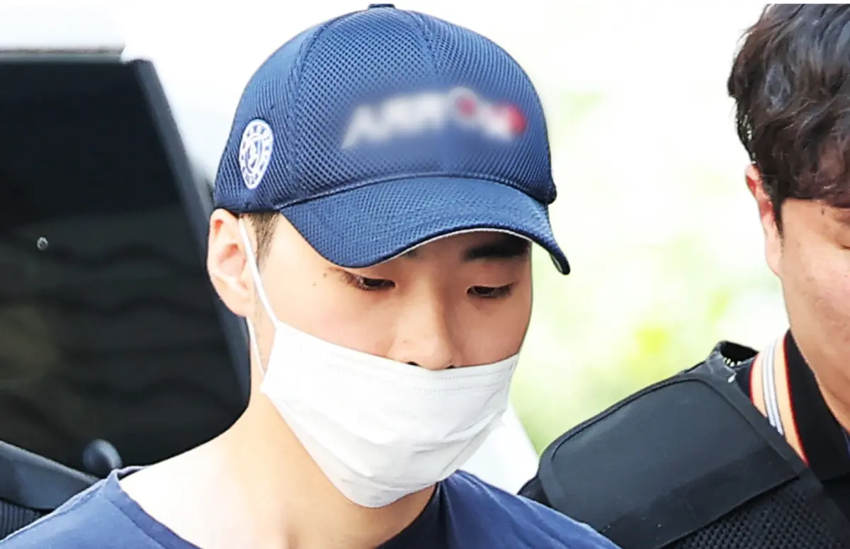 ▲韓國警方今（9）日公布京畿道城南市地鐵書峴站隨機攻擊案調查初步結果，表示崔嫌擁有被害妄想，自認遭到跟蹤集團跟蹤，所以大肆行凶。圖為崔嫌出庭資料照片。（圖／翻攝自《韓聯社》）