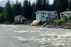 影／驚悚！阿拉斯加冰川融化釀洪水　房屋「地基遭掏空」墜入河中
