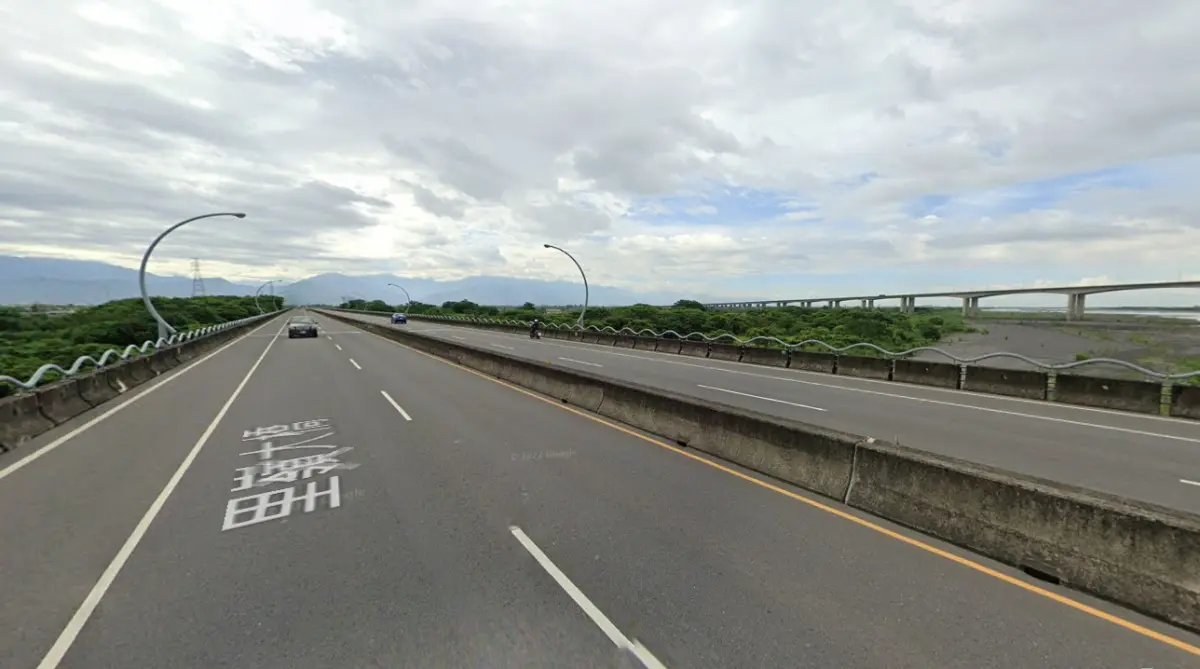 ▲林姓男子（37歲），昨（8）日凌晨1時許不明原因從里嶺大橋墜溪。（圖／翻攝google）