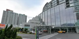 新北淡水嚴重車禍!汽車失控衝待轉區 撞毀多部機車釀1人受困