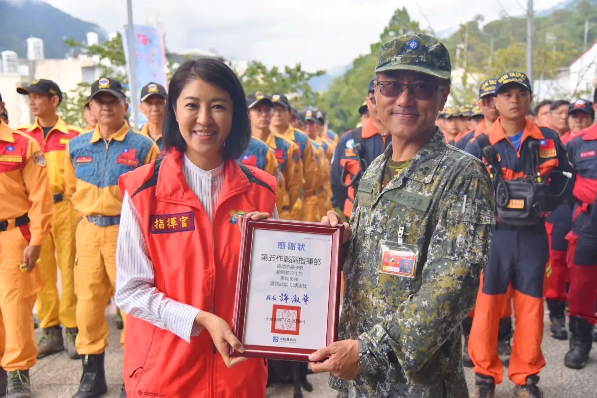 ▲許淑華昨頒感謝狀給國軍第十軍團。（圖／南投縣政府提供，2023.08.09）