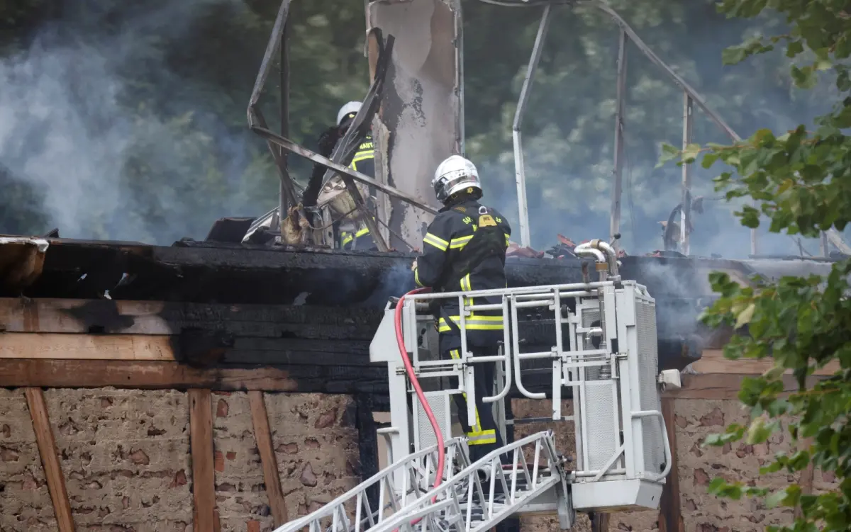 ▲法國東部一棟提供身心障礙人士度假的別墅，9日清晨發生火災，當局在悶燒的廢墟中發現11具遺體。（圖／美聯社／達志影像）