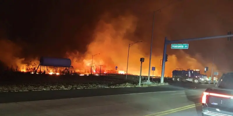 ▲美國夏威夷毛伊島（Maui）的官員今天表示，當地野火造成的死亡人數上升至36人，並將有數百年歷史的小鎮拉海納局部化為灰燼。已有成千上萬居民急忙逃離家園。。（圖／美聯社／達志影像）