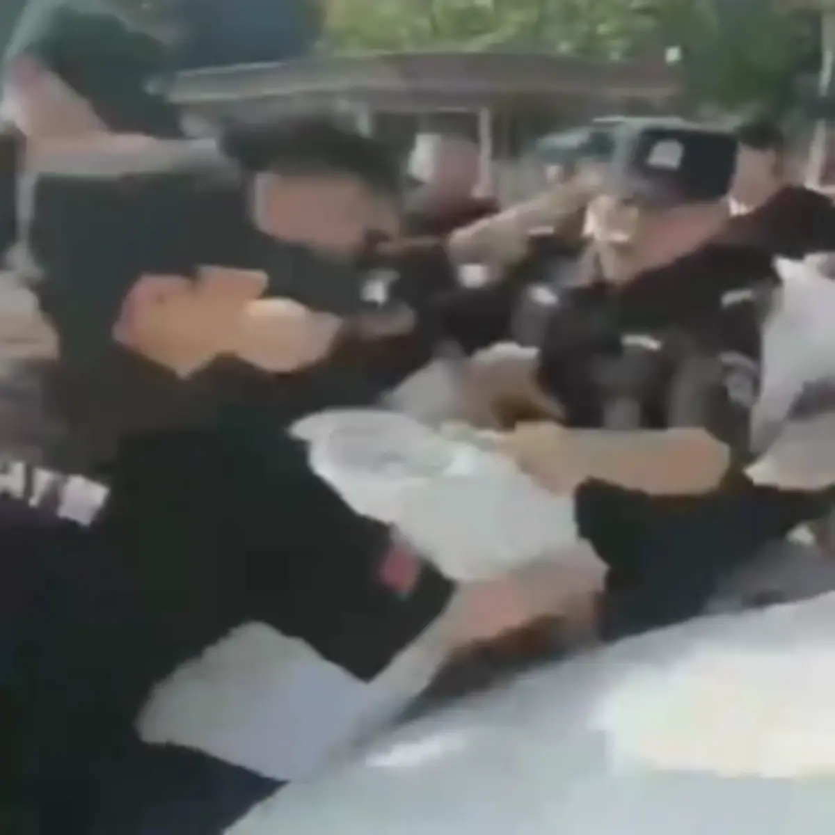 ▲中國近日天災頻傳，民怨沸騰，不斷傳出有因洪災受害的居民，抗議未果反遭暴力對待的事件發生。（圖／擷取自影片）