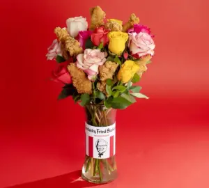 ▲國外肯德基去年母親節曾秀出玫瑰炸雞捧花。（圖／翻攝自kfc Instagram）