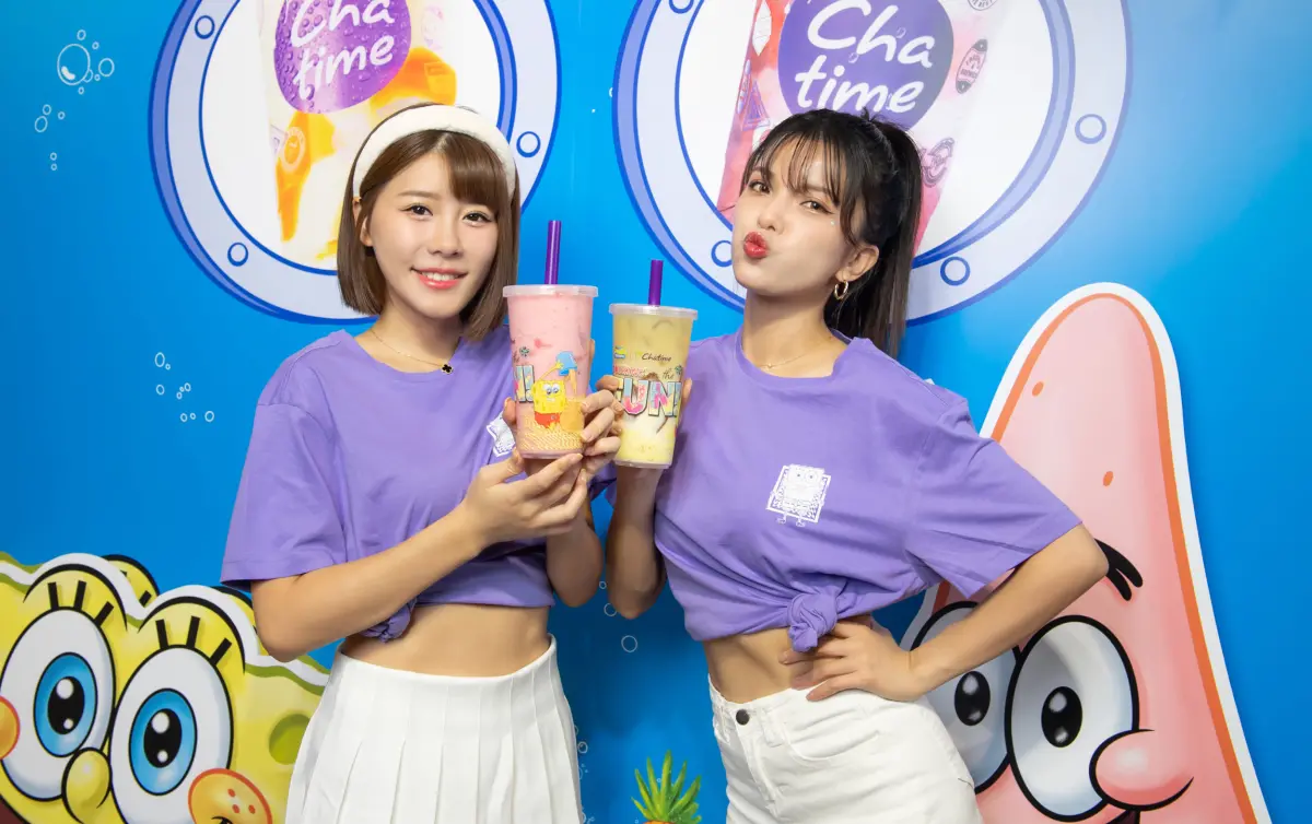▲Chatime日出茶太聯名海綿寶寶！派大星、深海大鳳梨變成手搖飲，4款主題飲料杯身、5款周邊商品，8月11日限量開賣。領航猿、中信兄弟啦啦隊擔任一日店長，「買一送一」優惠曝光。（圖／六角國際提供）