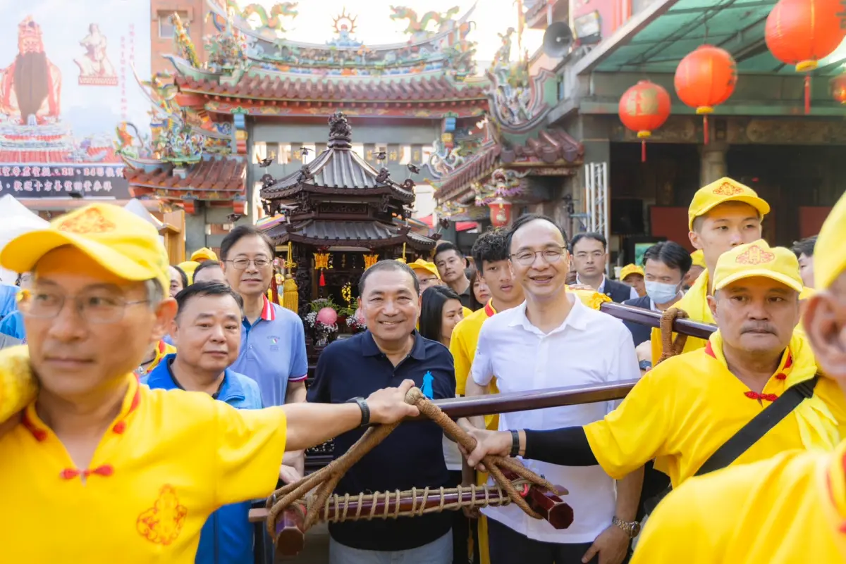 ▲國民黨總統參選人侯友宜今日一早至桃園大溪普濟堂，參加關聖帝君1864 週年聖誕遶境。（圖／侯友宜辦公室提供）